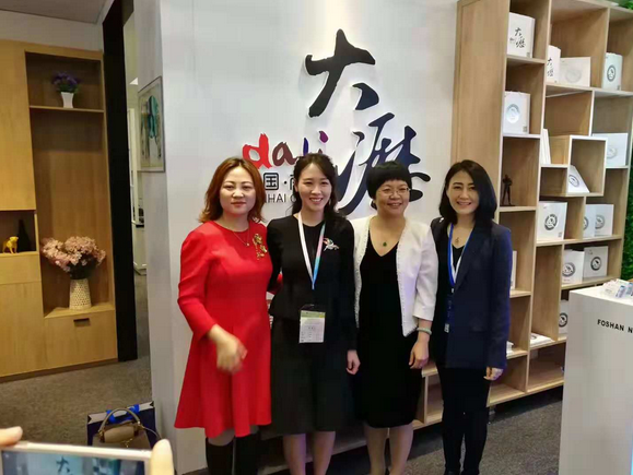 南海区委常委伍志强、大沥镇镇长黄伟明等视察大沥全铝家居香港馆