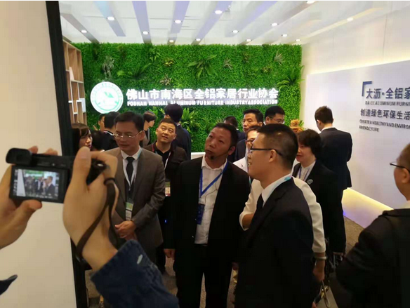 南海区委常委伍志强、大沥镇镇长黄伟明等视察大沥全铝家居香港馆