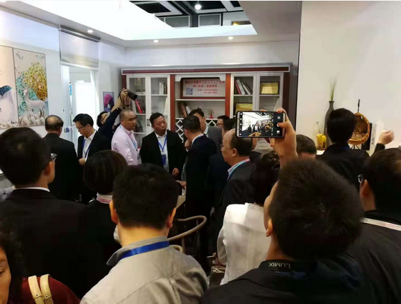 南海区委常委伍志强、大沥镇镇长黄伟明等视察大沥全铝家居香港馆