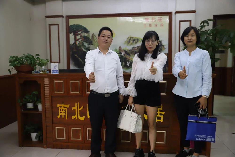 历经7载的细心耕耘，南北旺铝家居不仅拥有完整产业链条（挤压、氧化、喷涂、木纹、仓储等）和设计研发能力强（有多项实用新型专利产品），在疫情当下的今年还实现铝型材销量稳步增长的“奇迹”！  近日，佛山市南海区全铝家居行业协会秘书长庞宴冰带领秘书处，走访了副会长单位（南北旺），与黄彬总经理就企业现状、品牌打造、行业走向等深入交流。