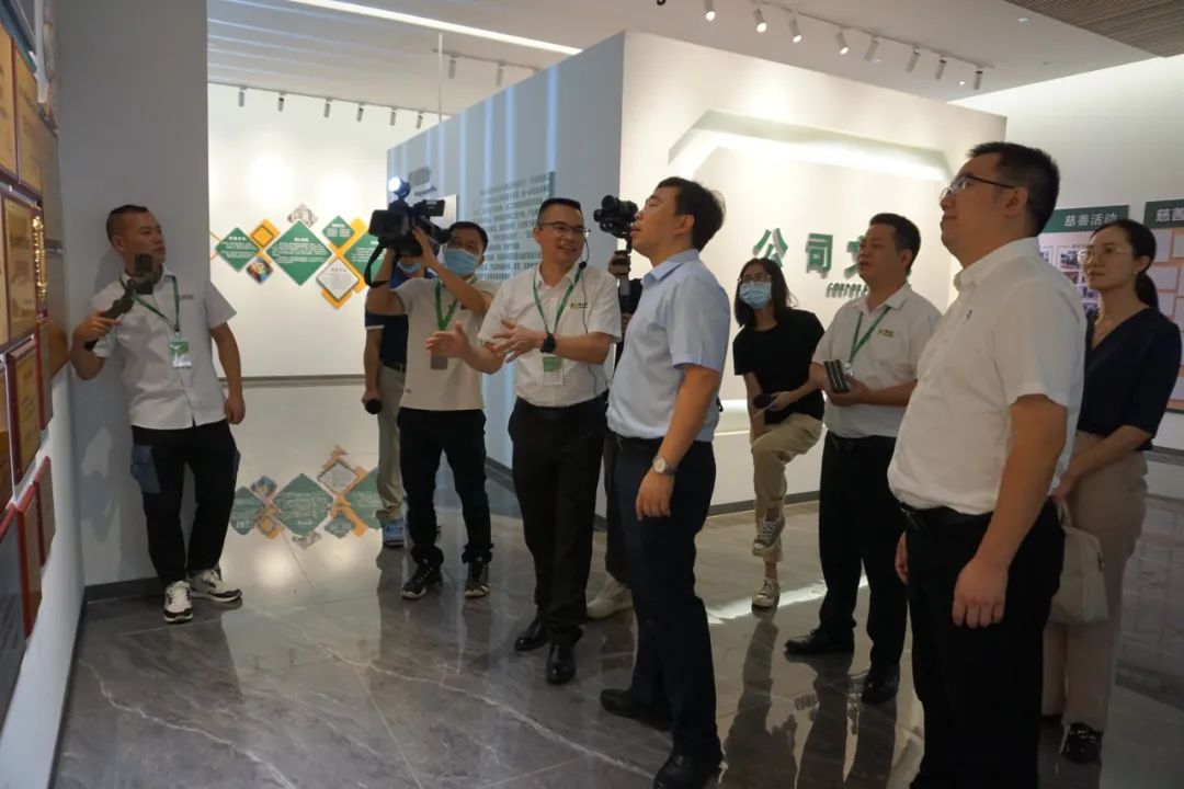 调研组参观企业文化展区