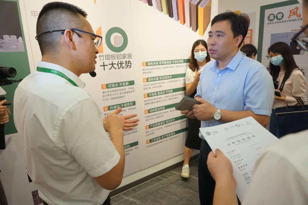 谭董事长向游镇长详细介绍企业专利板材（竹琨板）