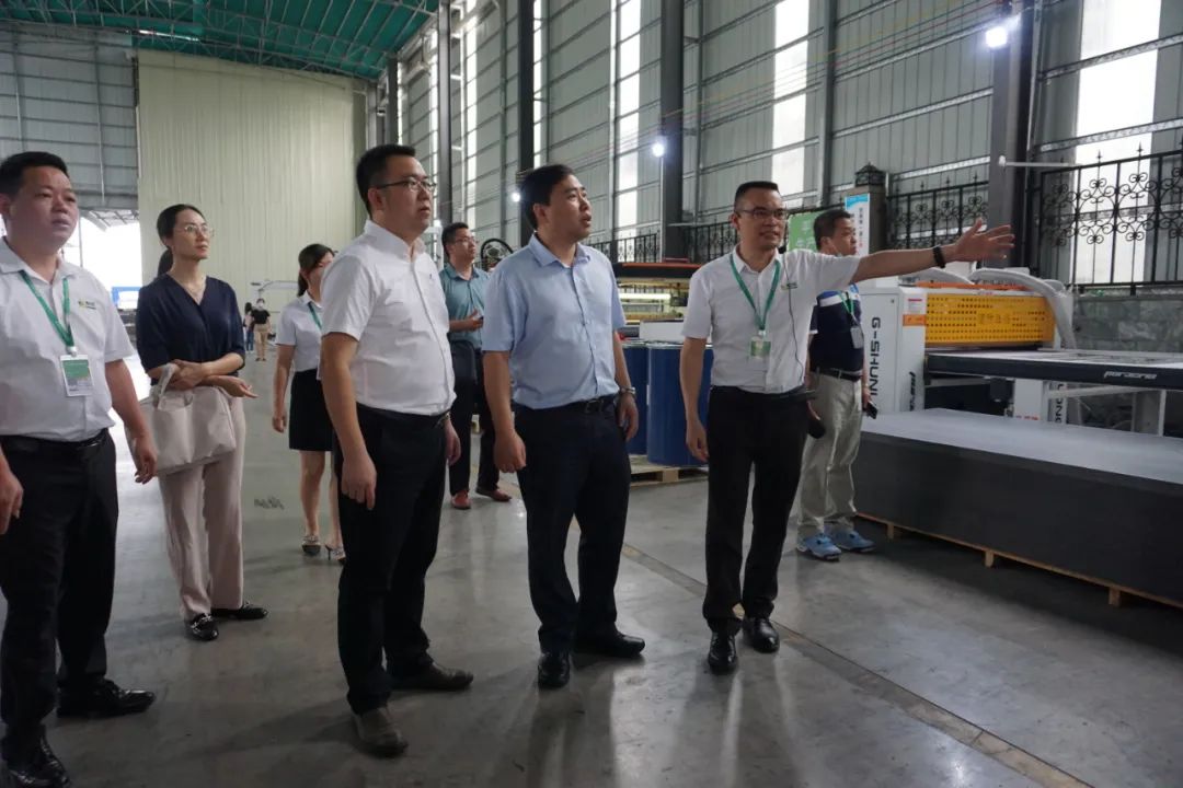 调研组参观板材生产车间