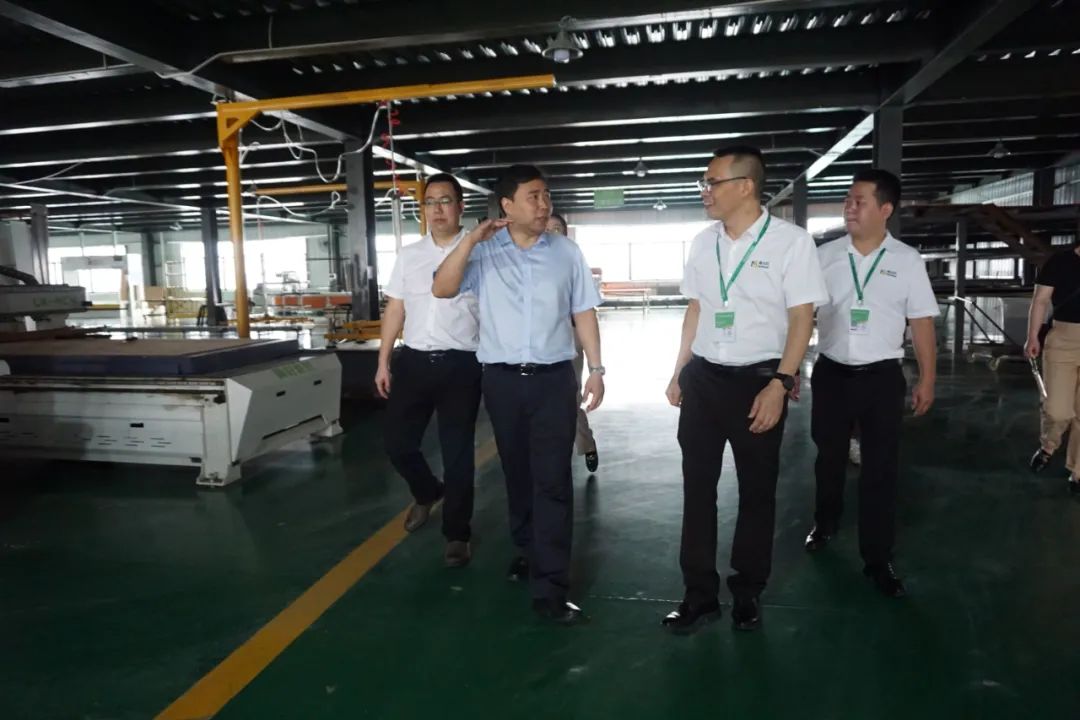 调研组参观成品生产车间