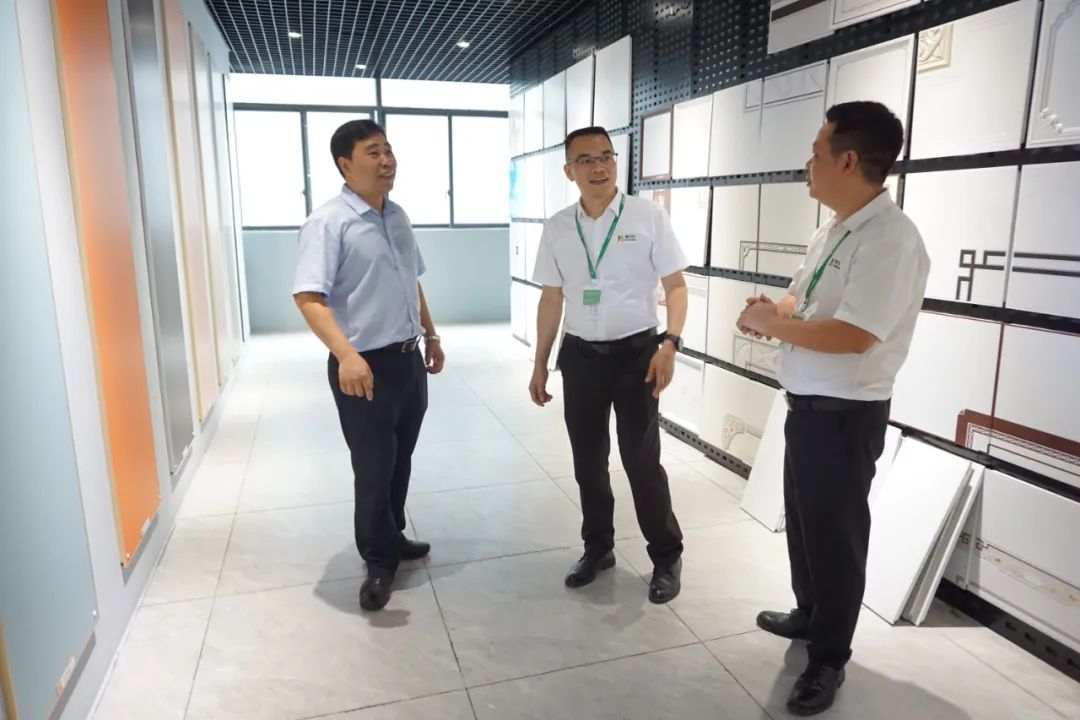 黄彬彬总经理向游镇长介绍企业产品的销售情况