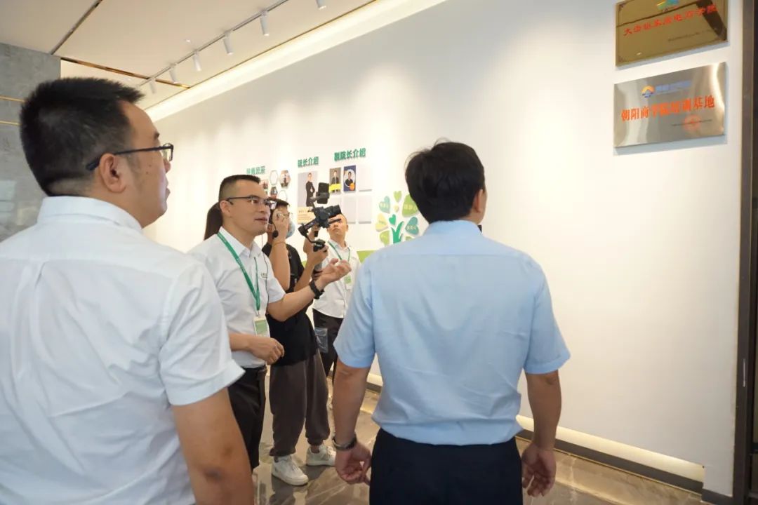 谭董事长向调研组介绍商学院运营模式