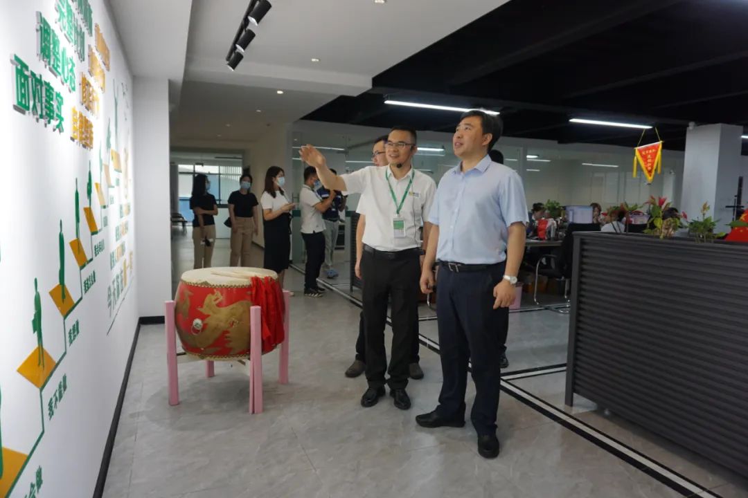调研组参观销售办公区