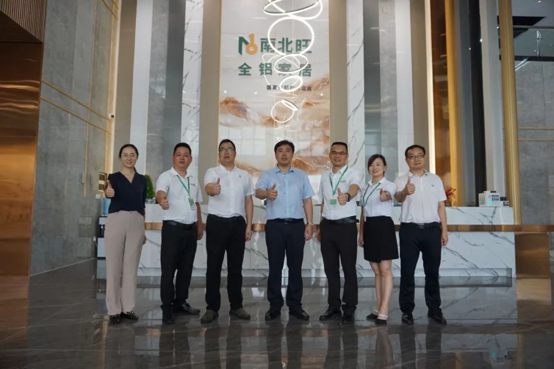 南北旺高管与调研组合影