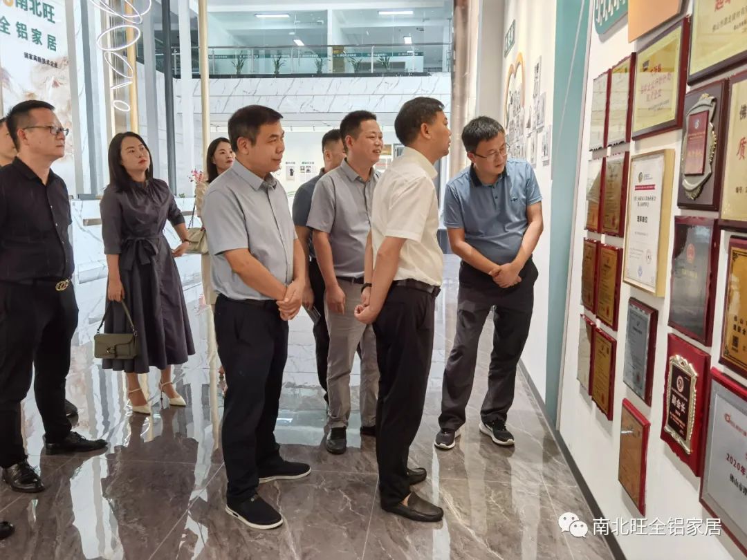 参观企业荣誉展区